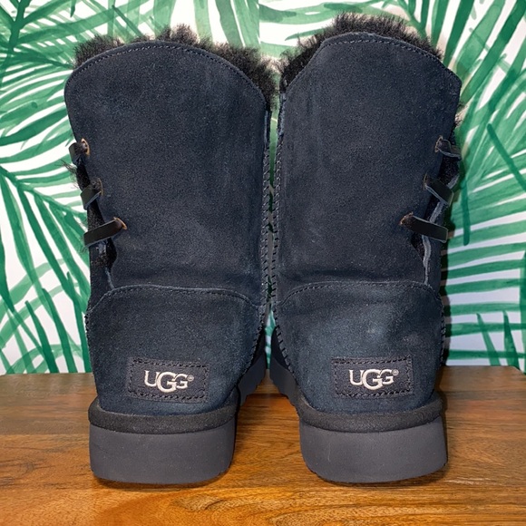 UGG 1018629 Constantine Black Short Sheepskin Boots Women’s 6 - Picture 5 of 9